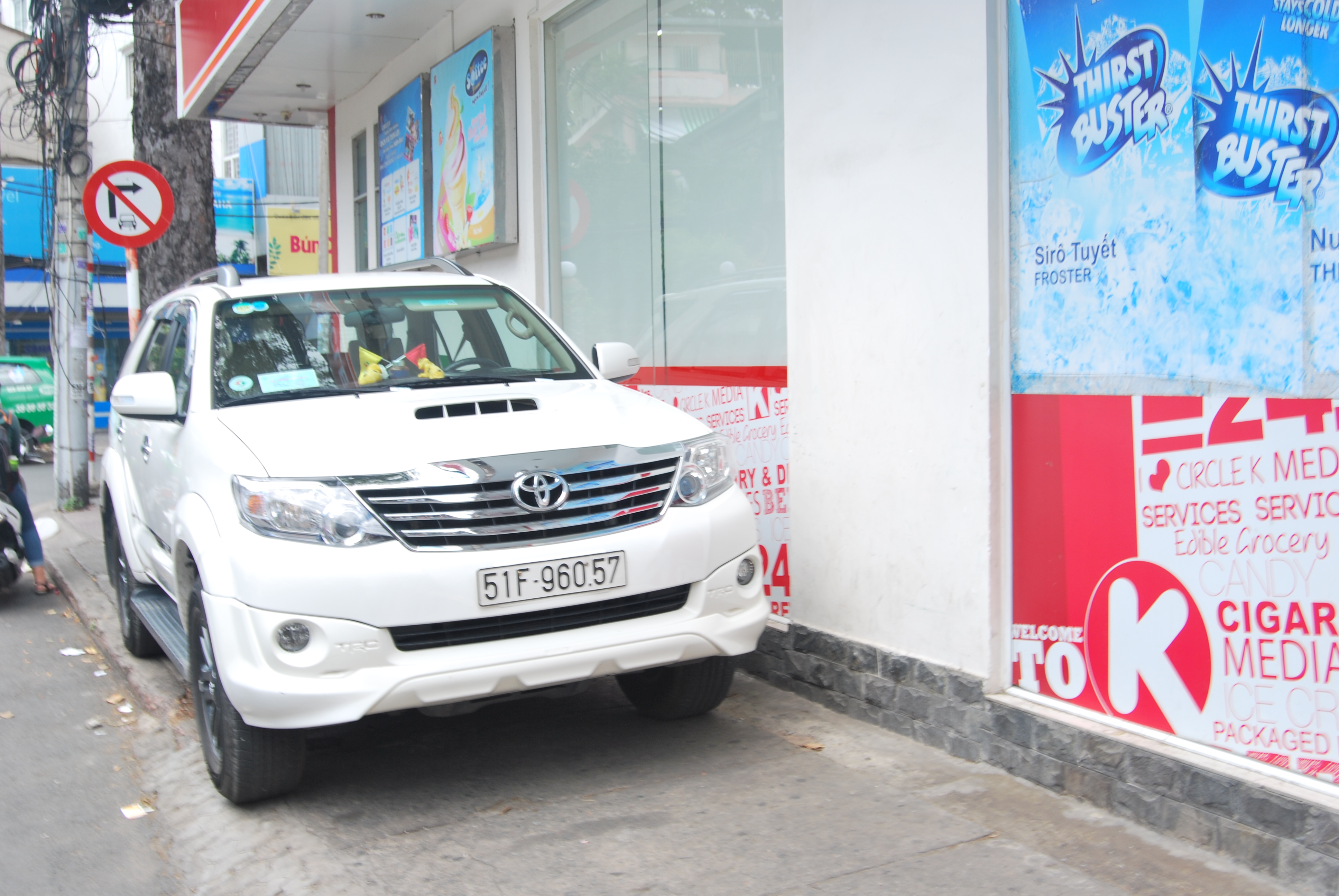 Vỉa hè chưa tới 2m, xe đậu chiếm luôn.