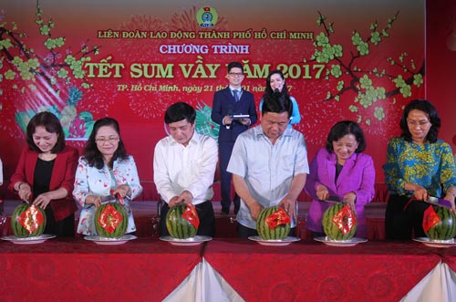 Mang Tết đến công nhân