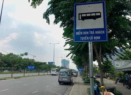 Cho "khoét" vỉa hè làm nơi đón, trả khách