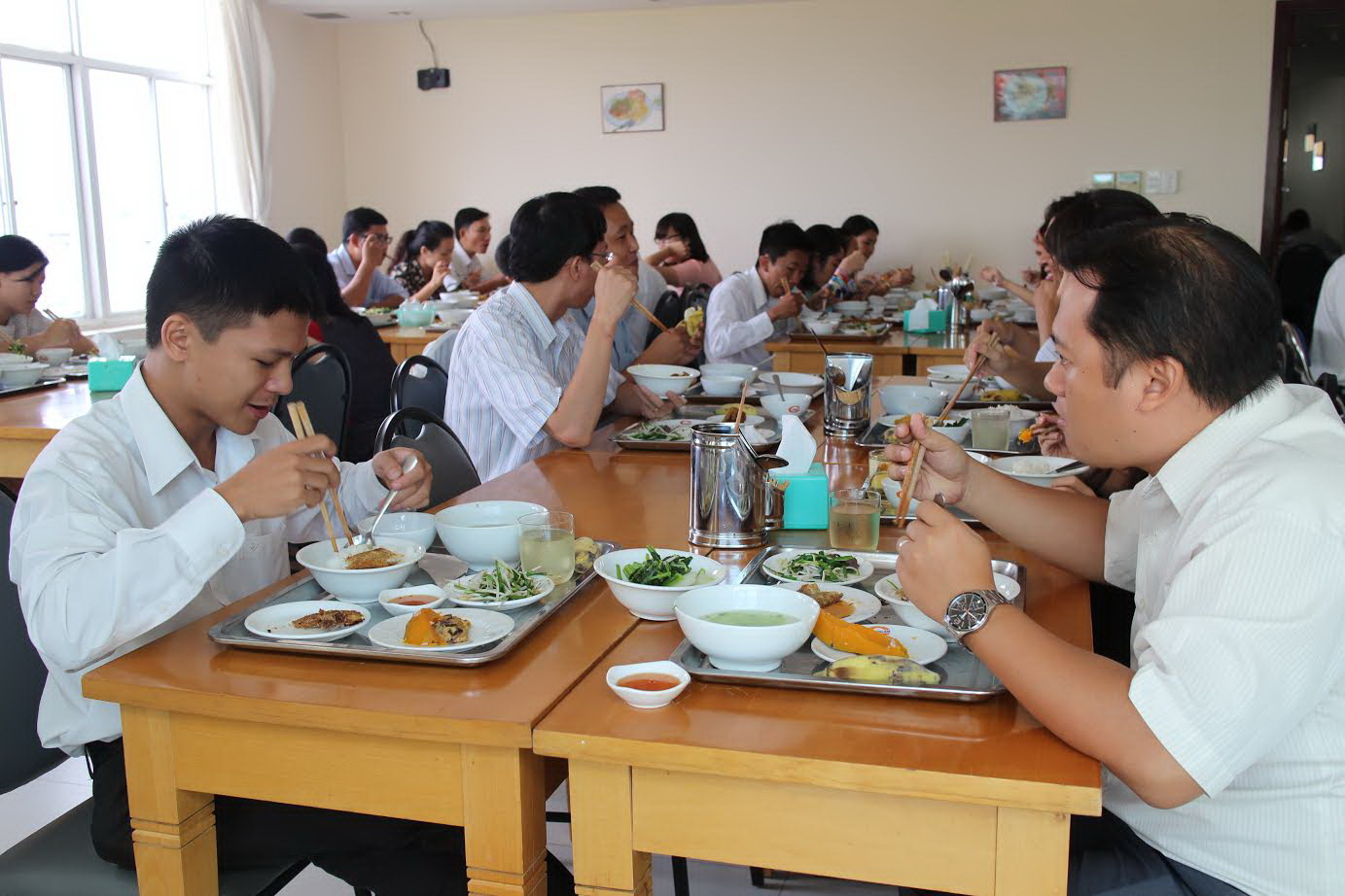 Phải tăng giá bữa ăn giữa ca