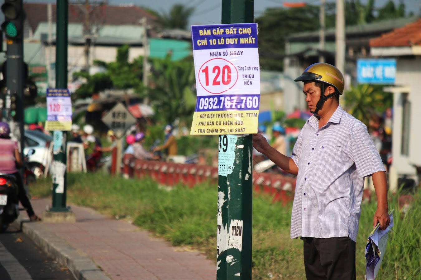 Quảng cáo, rao vặt bủa vây phố xá