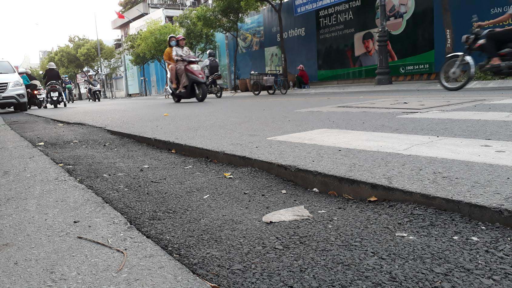 Mặt đường lại bị băm nát