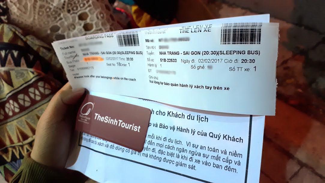 Khách đến mua vé được nhân viên đưa phiếu du lịch và làm thủ tục đổi thẻ lên xe trước giờ khởi hành