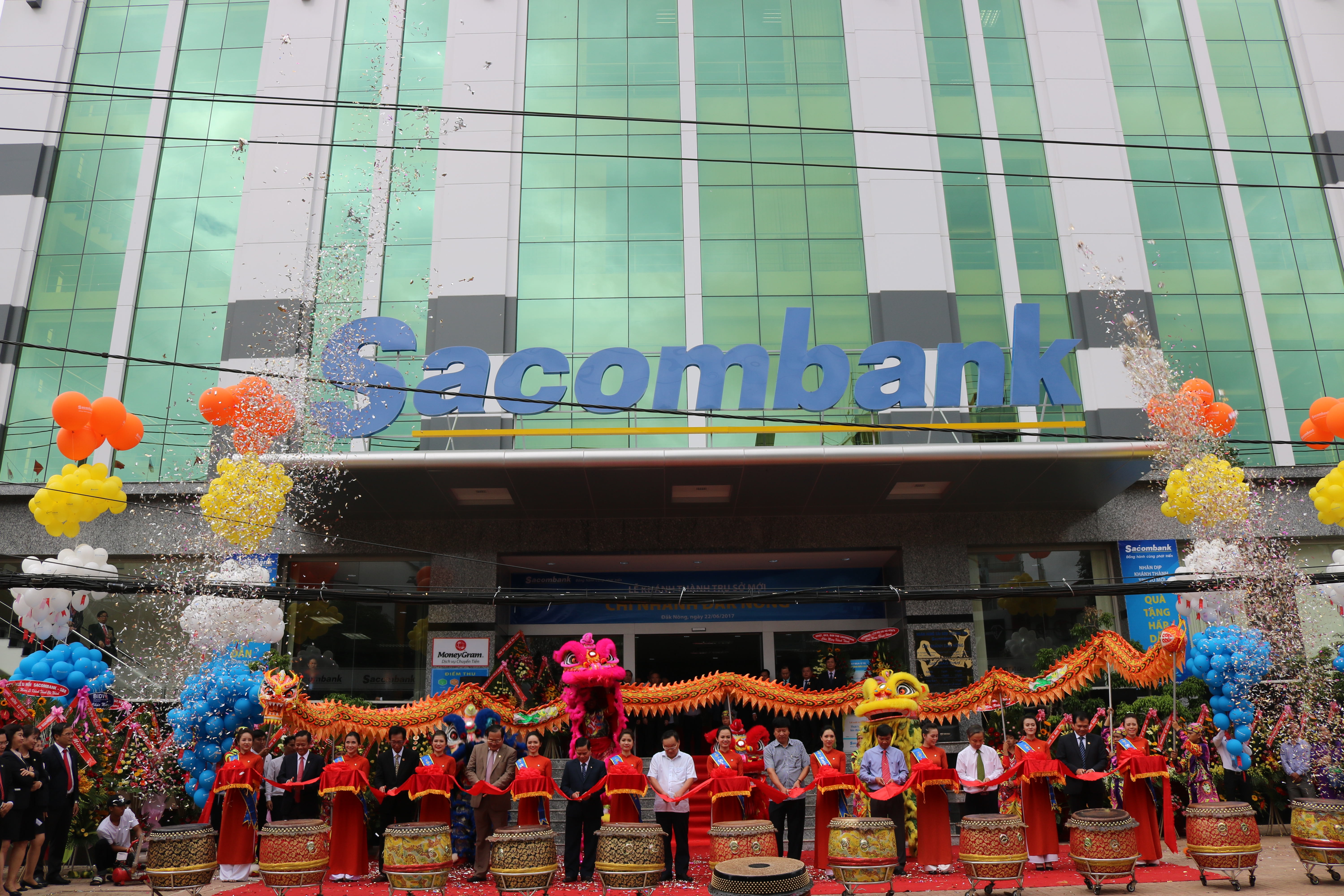 Sacombank “lột xác” mạng lưới