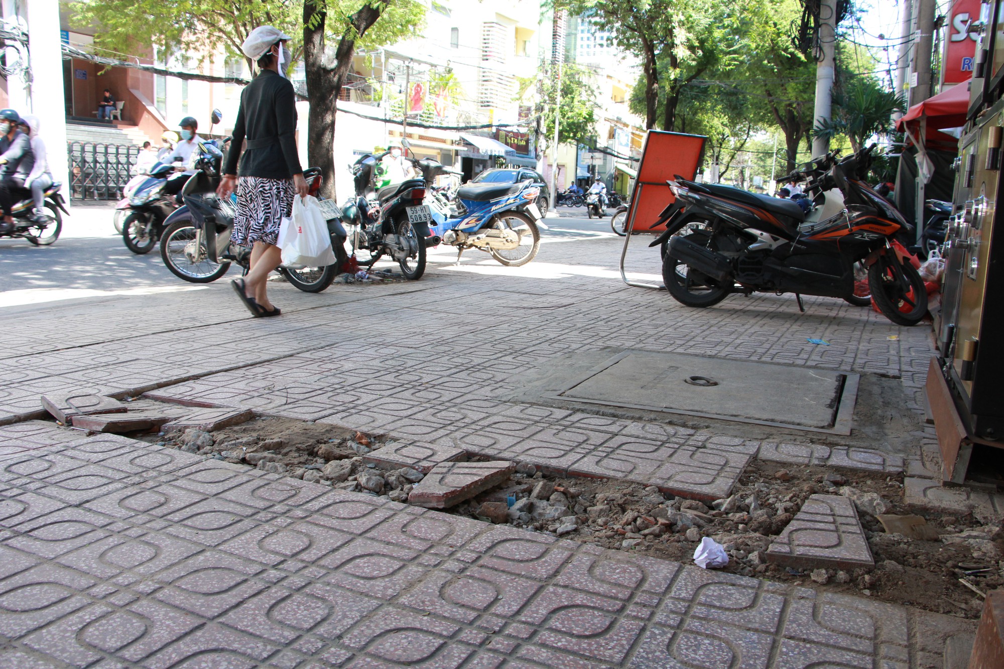 Mạnh ai nấy xới tung vỉa hè, là sao?