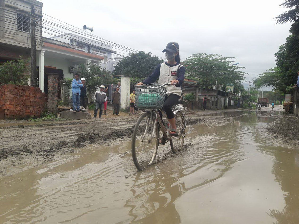 Khổ vì đường xuống cấp