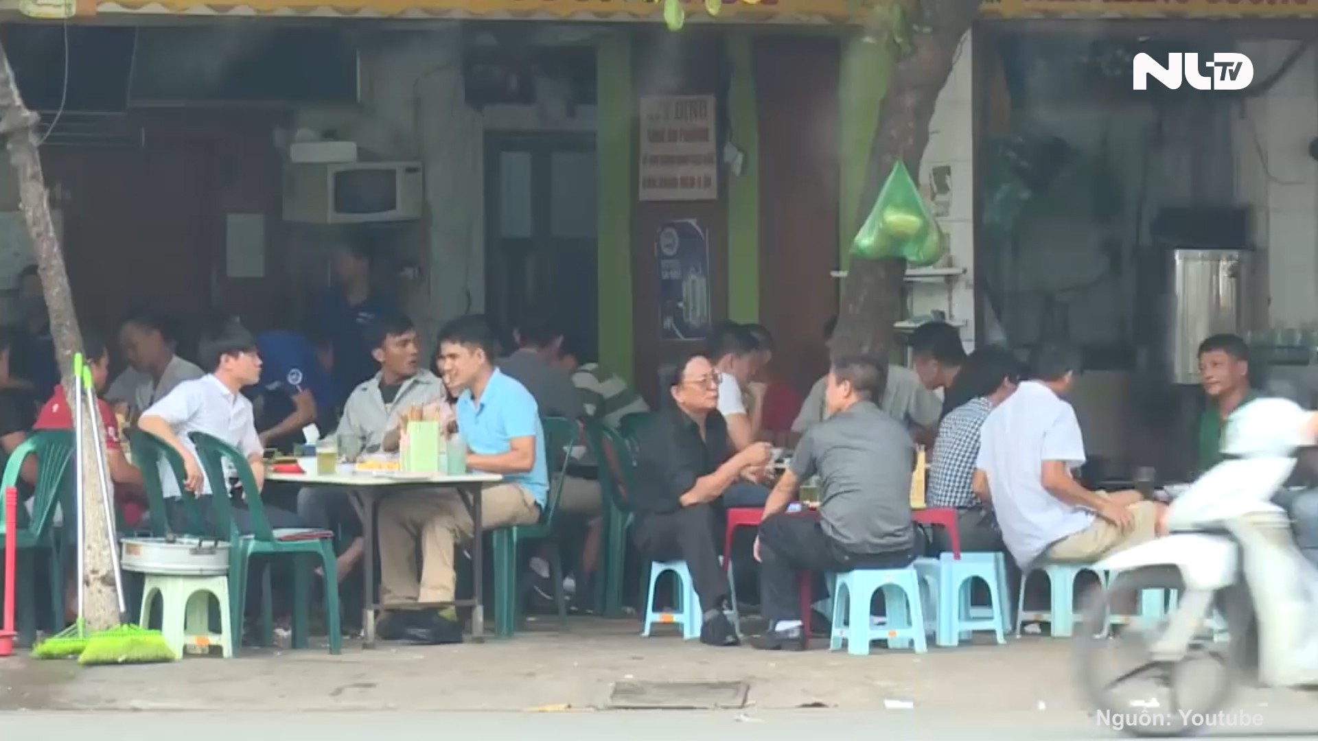 Cấm bán rượu cho người dưới 18 tuổi, làm sao để khả thi?