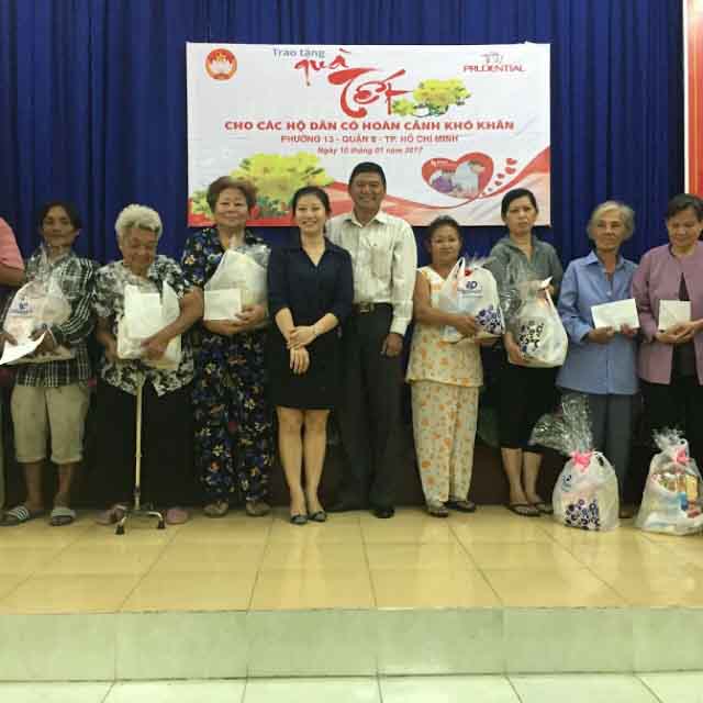 Đại diện C&ocirc;ng ty Bảo hiểm Nh&acirc;n thọ Prudential trao qu&agrave; Tết cho người ngh&egrave;o tại phường 13, quận 8