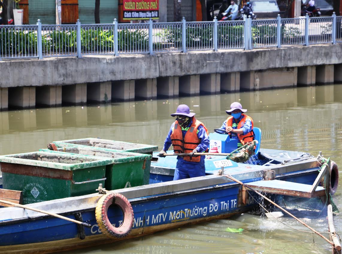 Tỉa thưa đàn cá trên kênh Nhiêu Lộc - Thị Nghè