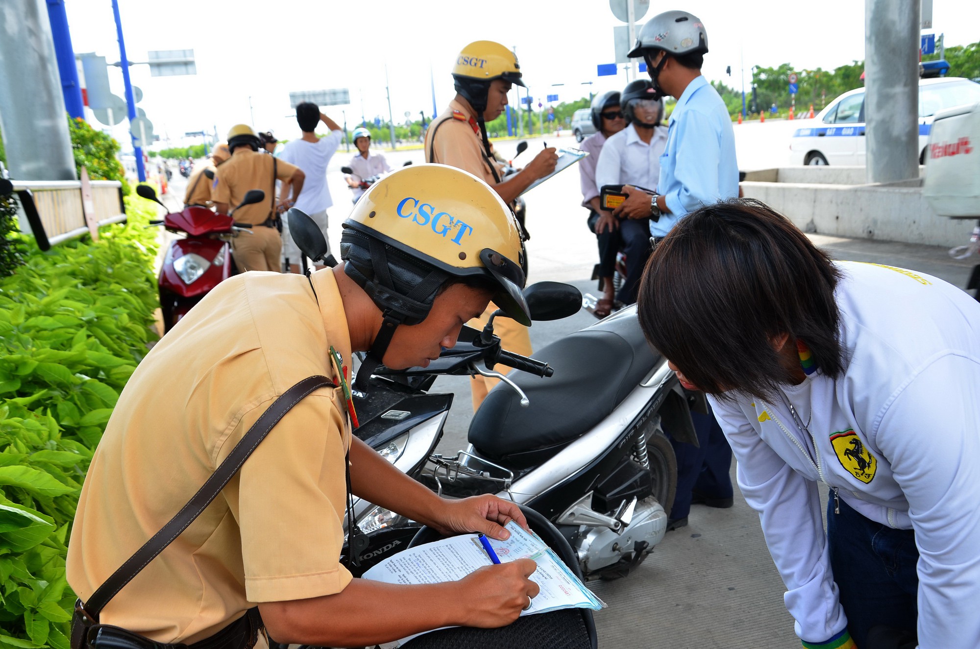Buộc lao động c&ocirc;ng &iacute;ch để trị vi phạm giao th&ocirc;ng - Ảnh 1.