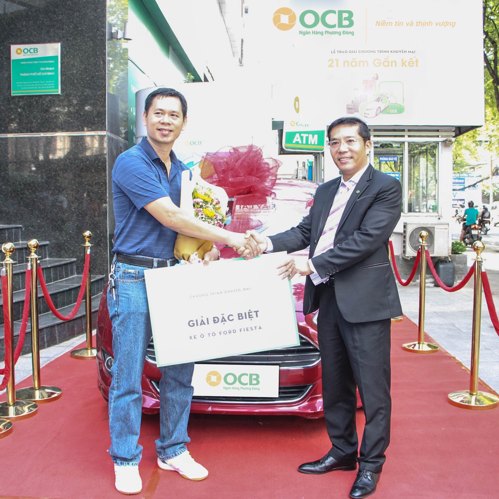 OCB trao &ocirc; t&ocirc; cho kh&aacute;ch h&agrave;ng 21 năm gắn kết - Ảnh 1.