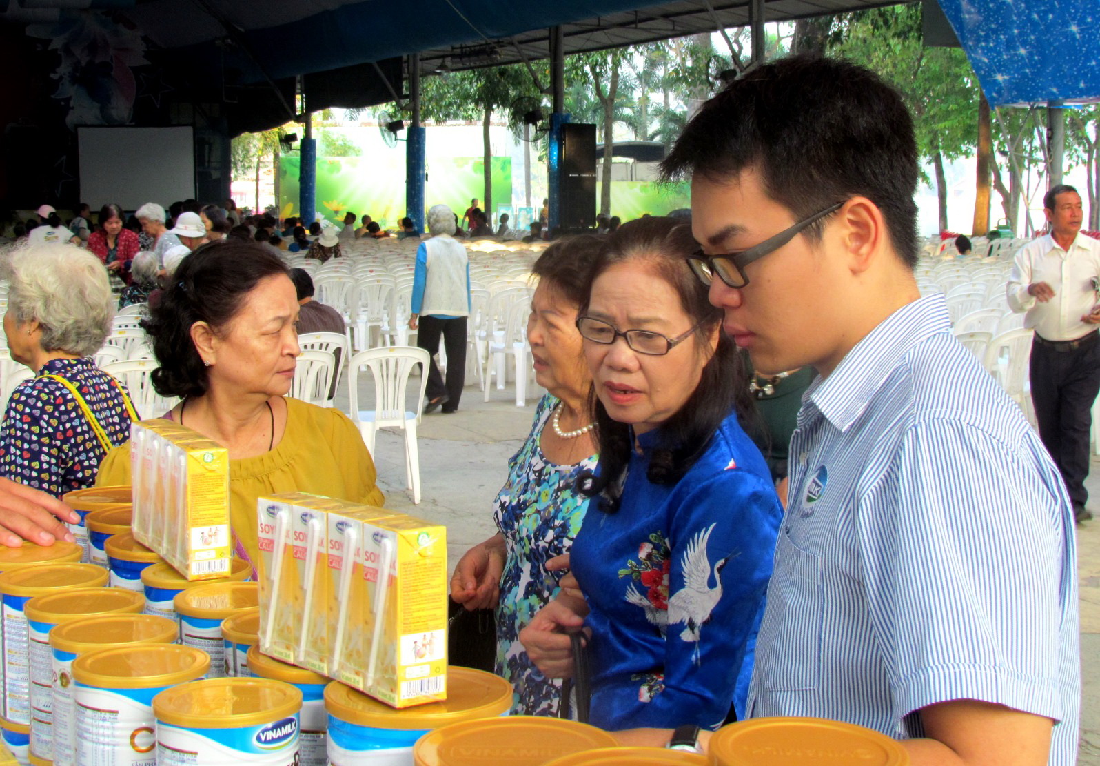 Vinamilk chăm sóc sức khỏe người cao tuổi