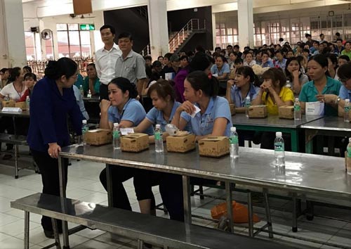 B&agrave; V&otilde; Thị Dung, Ph&oacute; B&iacute; thư Th&agrave;nh ủy TP HCM, thăm hỏi c&ocirc;ng nh&acirc;n trong buổi trao qu&agrave; tối 13-1 tại KCX Linh Trung I Ảnh: Thanh Nga
