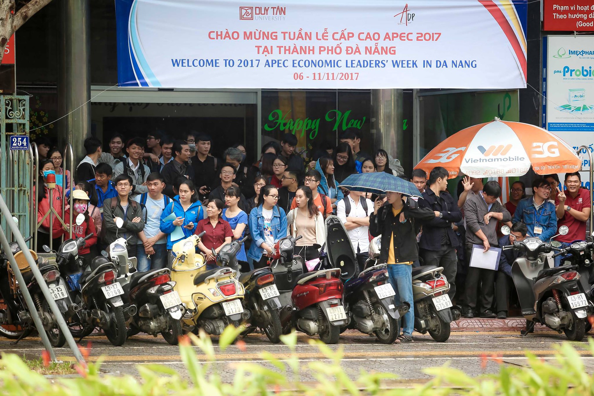 APEC 2017: Sân bay Đà Nẵng bận rộn từ sáng đến đêm - Ảnh 3.