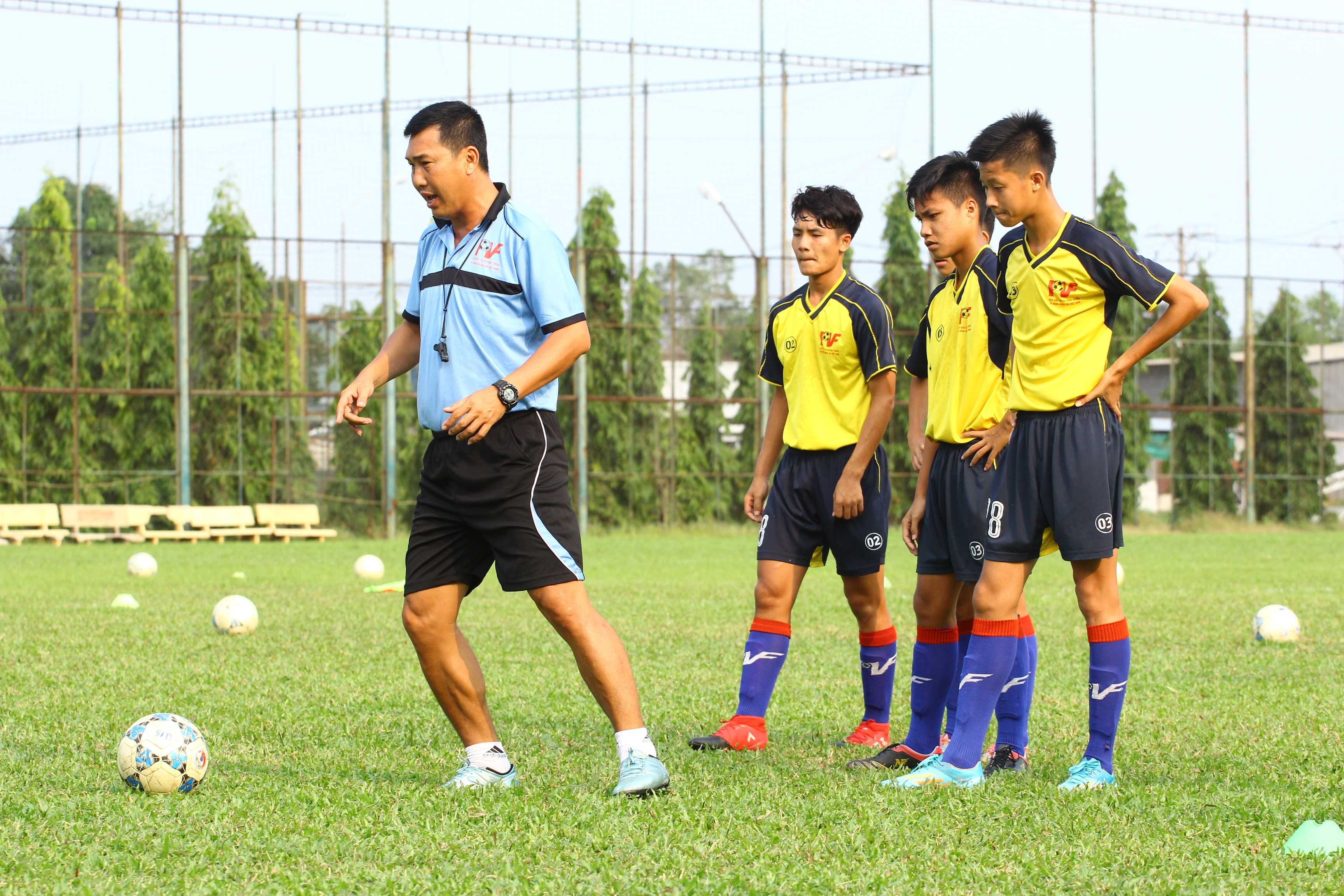 HLV Hứa Hiền Vinh thị phạm động tác cho cầu thủ đội U15 PVF