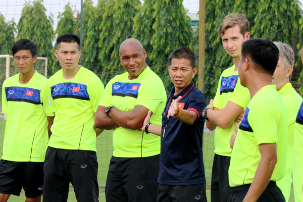 Mời thầy từ Arsenal về dạy thủ m&ocirc;n Việt: C&oacute; nhầm kh&ocirc;ng? - Ảnh 1.