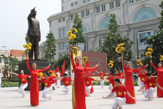 TP HCM bảo dưỡng định kỳ tượng đài Chủ tịch Hồ Chí Minh