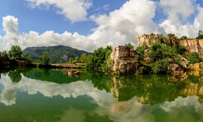 Phó phòng nông nghiệp rút súng dọa bắn người