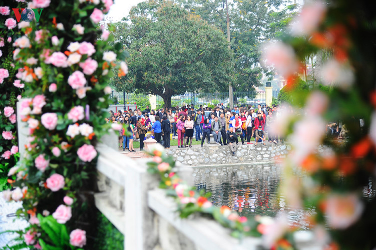 Ngay từ đầu giờ sáng, hàng trăm người đã có mặt ở cổng vào của Đảo Thống nhất để chờ vào tham quan Lễ hội. Tuy nhiên, phải đến 12 giờ trưa, sau khi kết thúc chương trình khai mạc, người mua vé mới được vào.