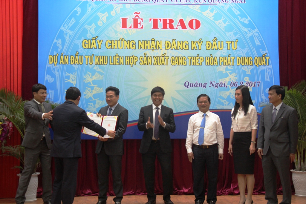 Đại diện UBND tỉnh Quảng Ngãi trao giấy chứng nhận đầu tư cho Tập đoàn Hòa Phát. Ảnh: Tử Trực