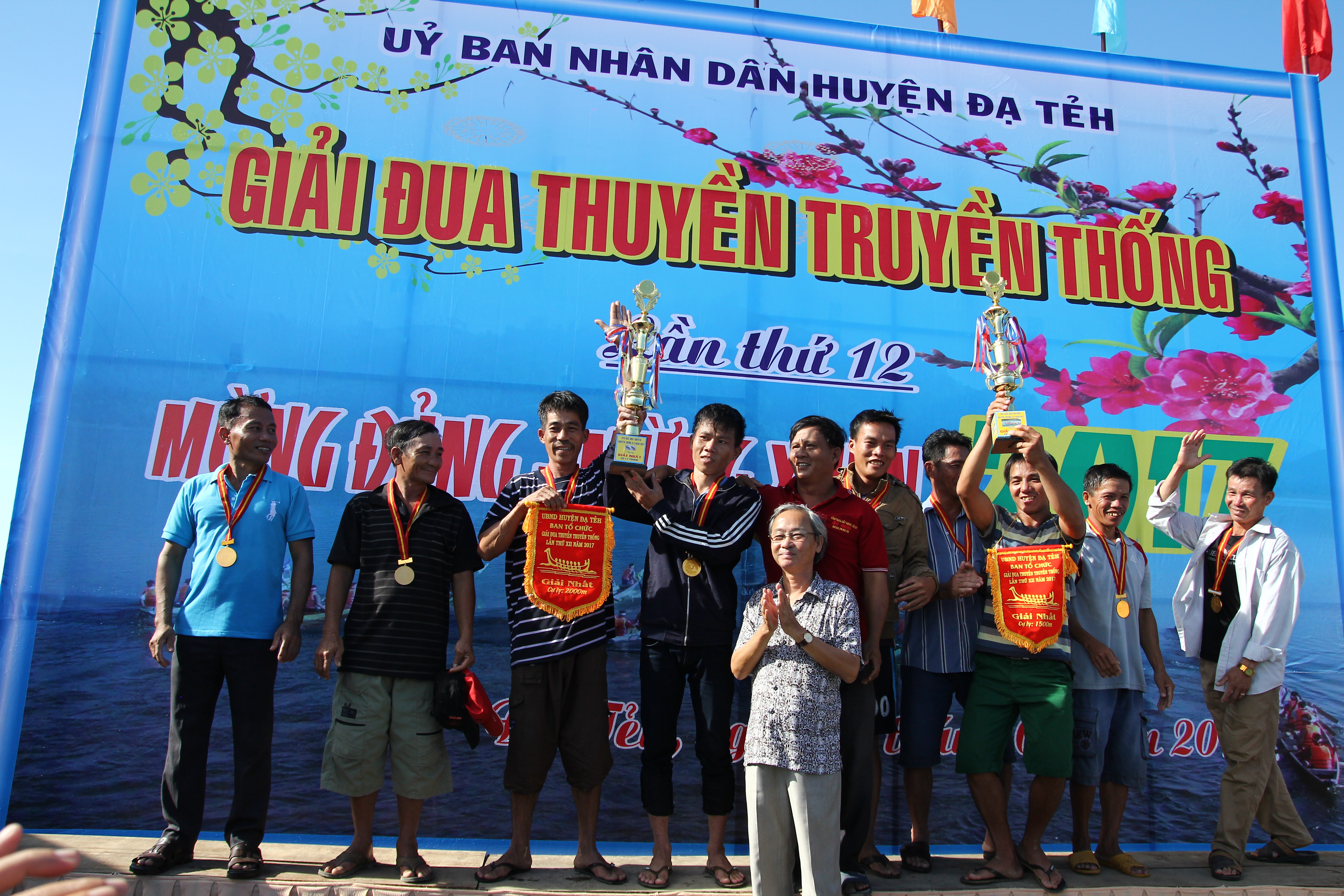
Đội đua x&atilde; Đạ L&acirc;y vui mừng trong chiến thắng đầu Xu&acirc;n.
