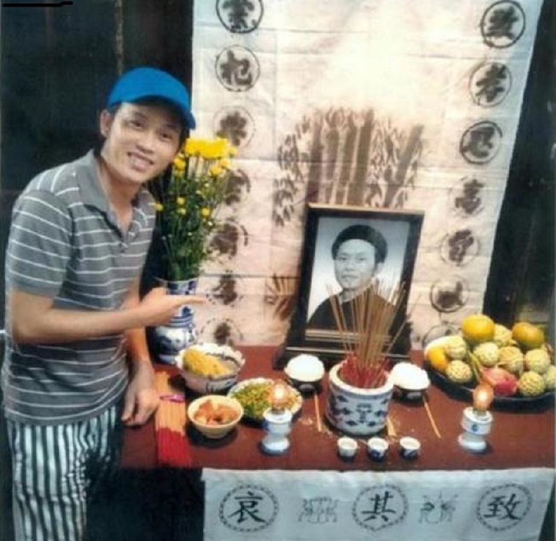 Ho&agrave;i Linh vui vẻ b&ecirc;n b&agrave;n thờ c&oacute; đặt ảnh m&igrave;nh