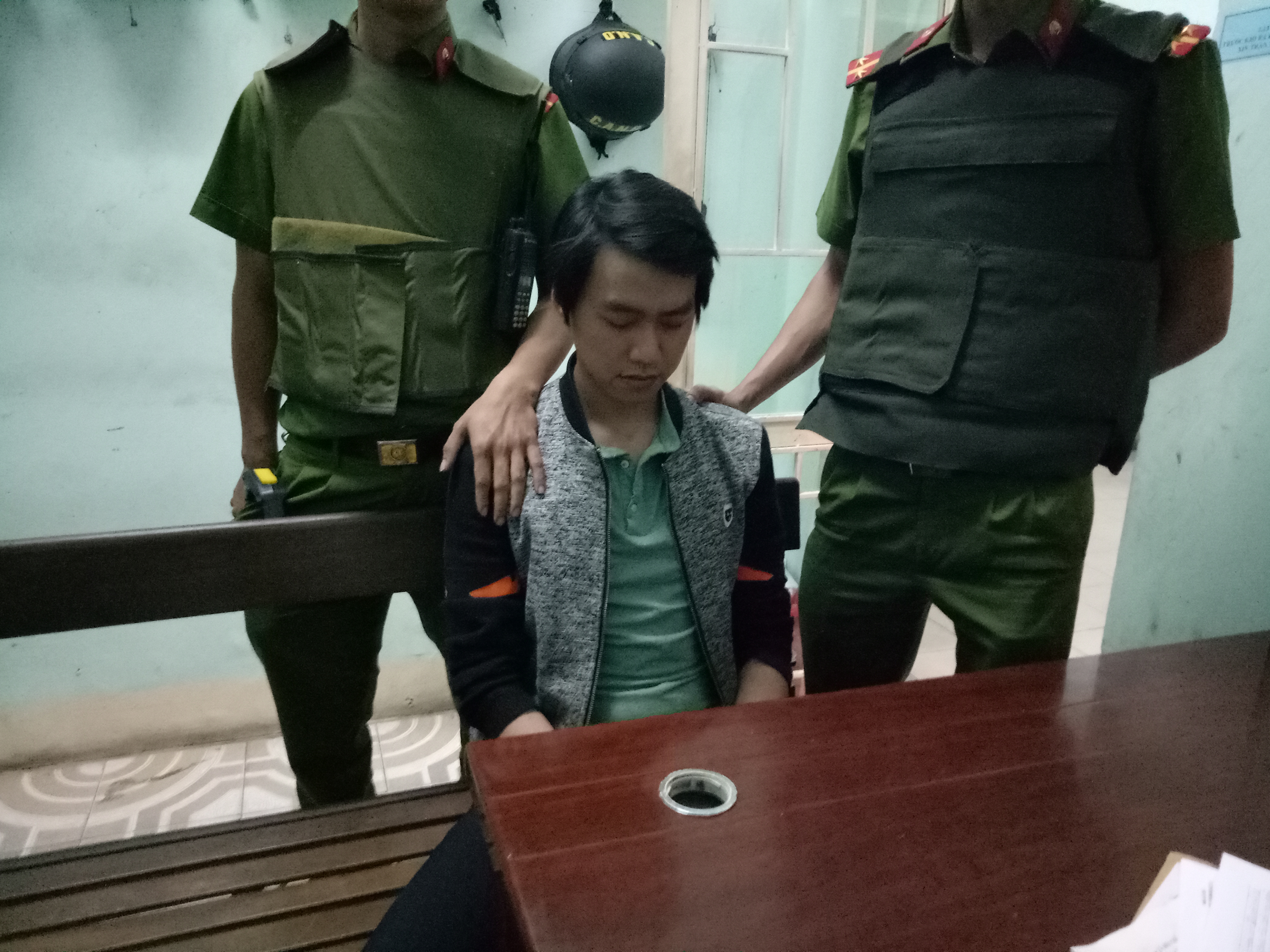 Phan Văn Hoàng tại trụ sở công an