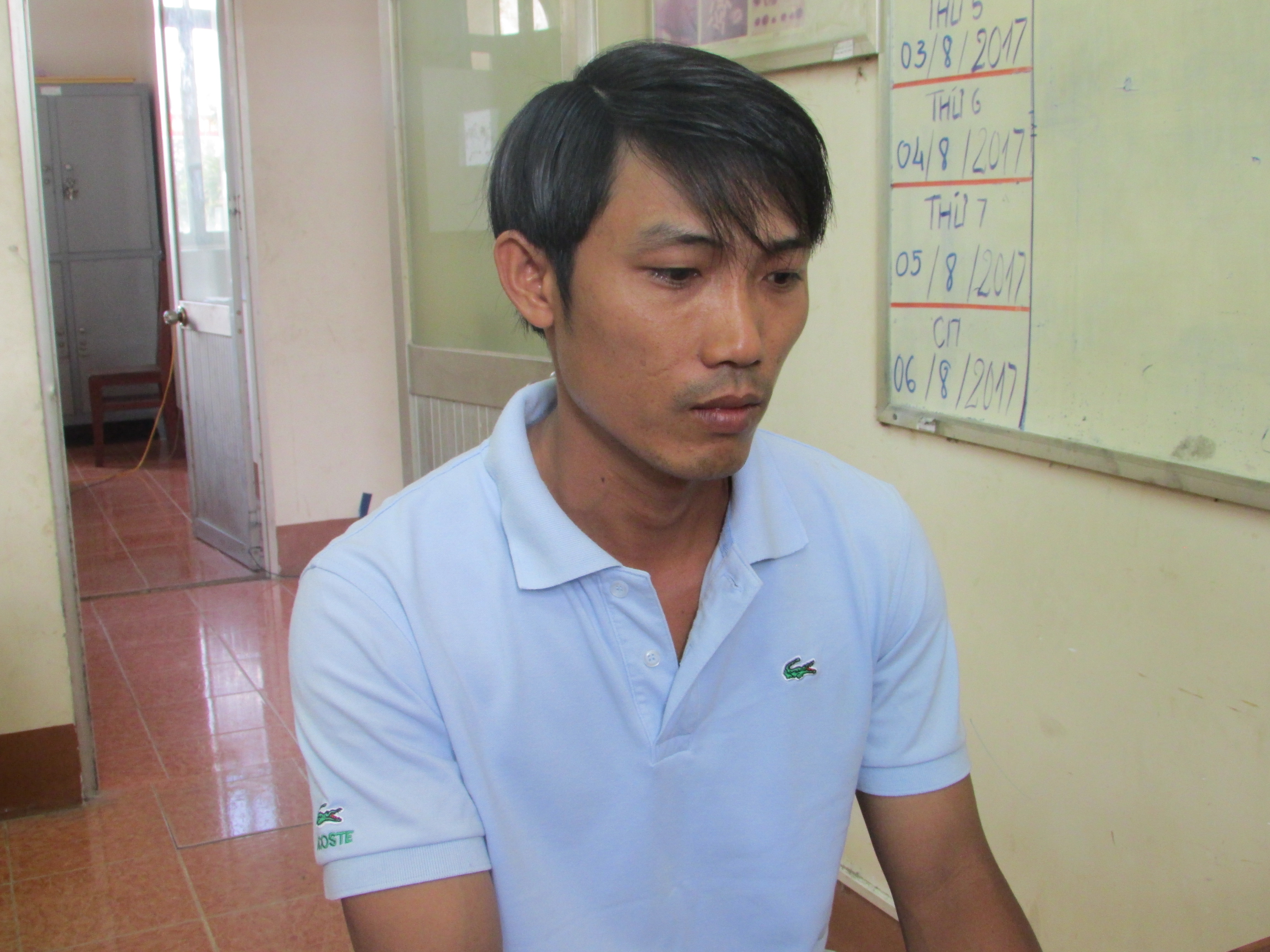 Thanh niên tự cứa dao vào cổ rồi hoang báo cướp