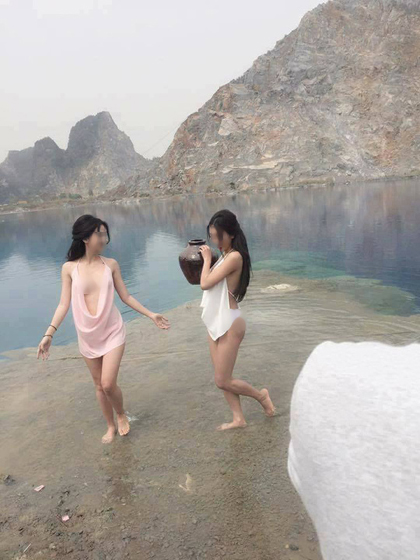 2 hotgirl chụp ảnh hở hang ở tuyệt t&igrave;nh cốc