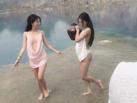 Bất chấp lệnh cấm, 2 "hotgirl" chụp ảnh hở hang ở "tuyệt tình cốc"