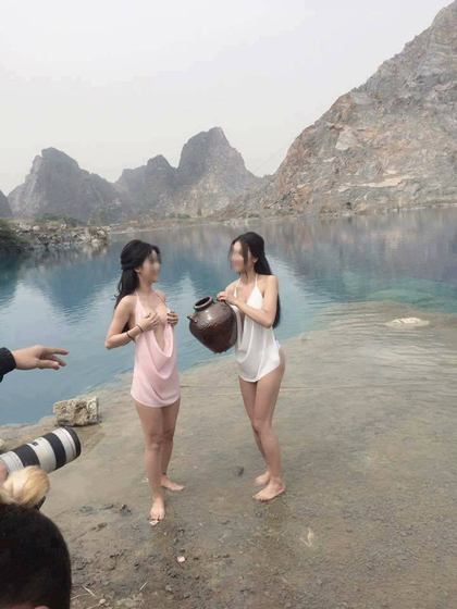 2 hotgirl tạo s&aacute;ng trước ống k&iacute;nh của tay m&aacute;y nam