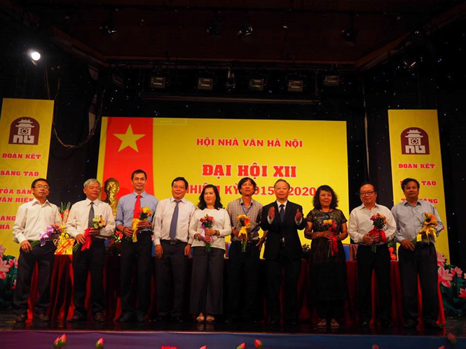 Nh&agrave; văn Nguyễn Thị Thu Huệ đắc cử Chủ tịch Hội Nh&agrave; văn H&agrave; Nội - Ảnh 2.