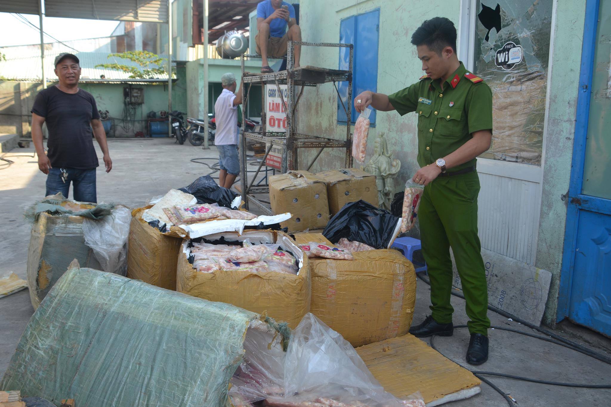 Bắt giữ xe tải chở hơn 600kg sụn gà không rõ nguồn gốc