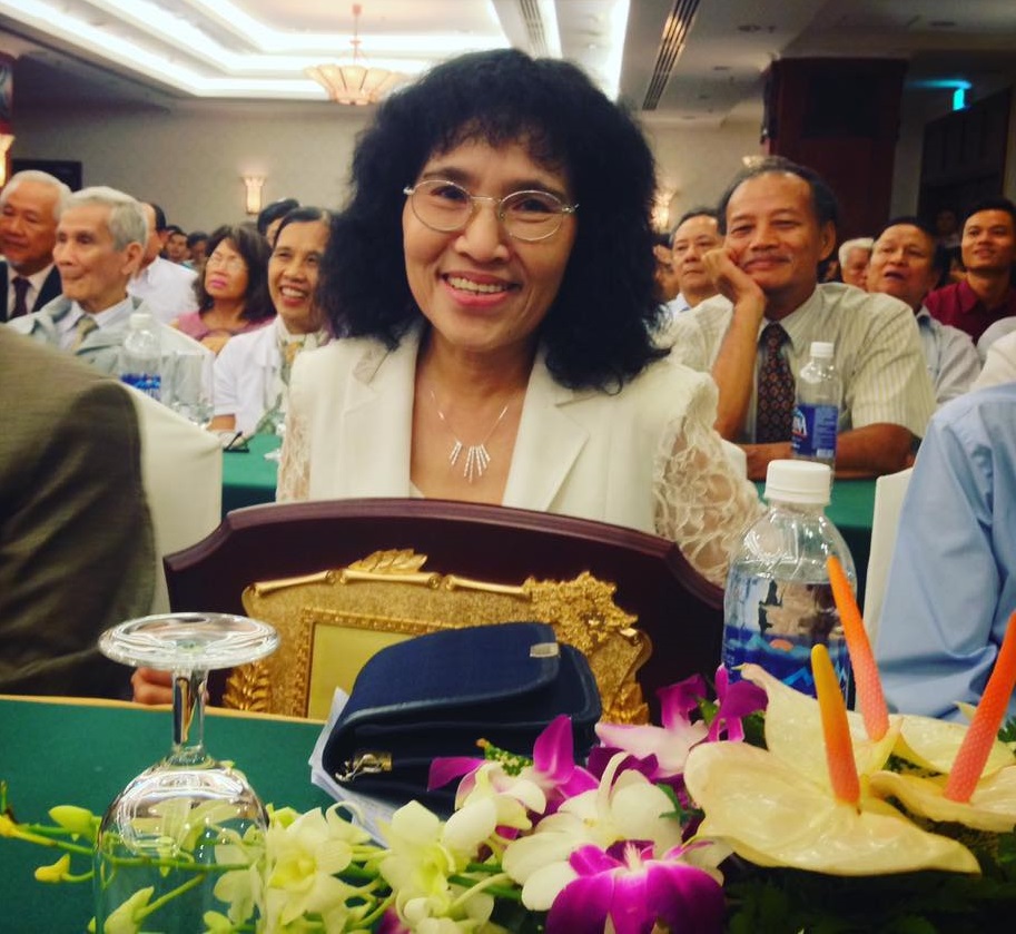 Người đàn bà dịch sách