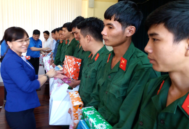 Công nhân cao su nhập ngũ được hỗ trợ