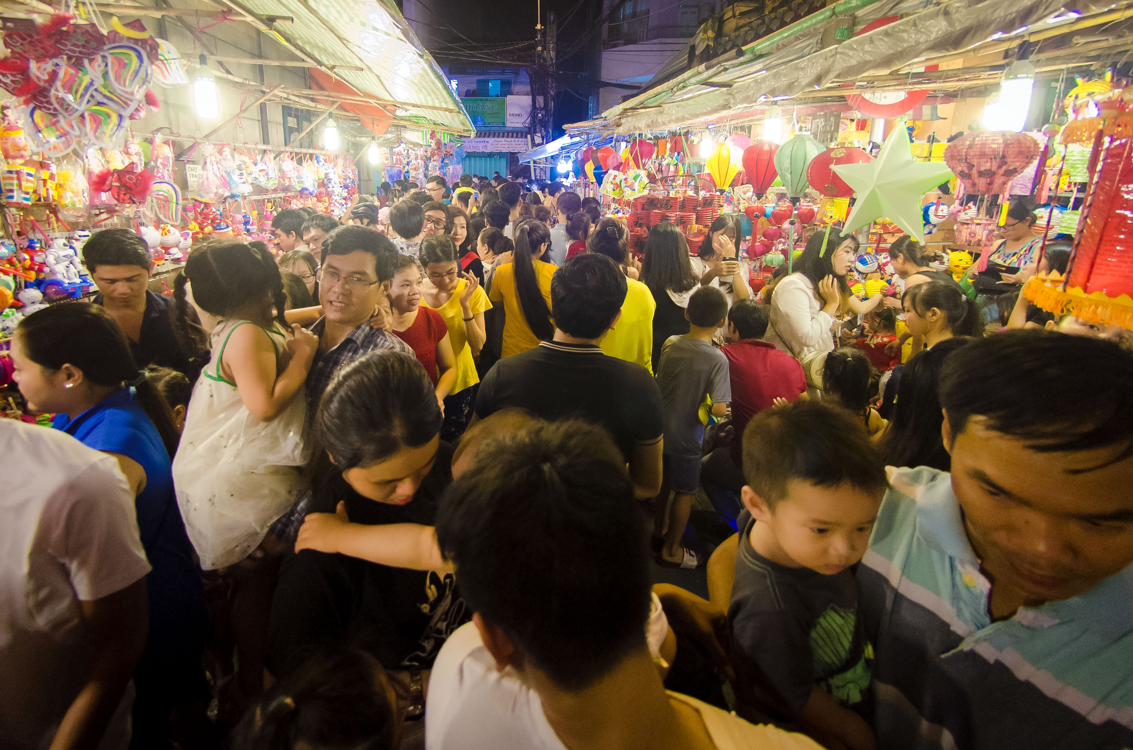 &Ugrave;n &ugrave;n đổ về phố lồng đ&egrave;n Lương Nhữ Học - Ảnh 8.