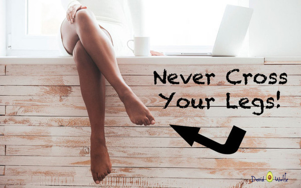 Ngồi vắt ch&eacute;o ch&acirc;n rất kh&ocirc;ng n&ecirc;n - Ảnh 2.