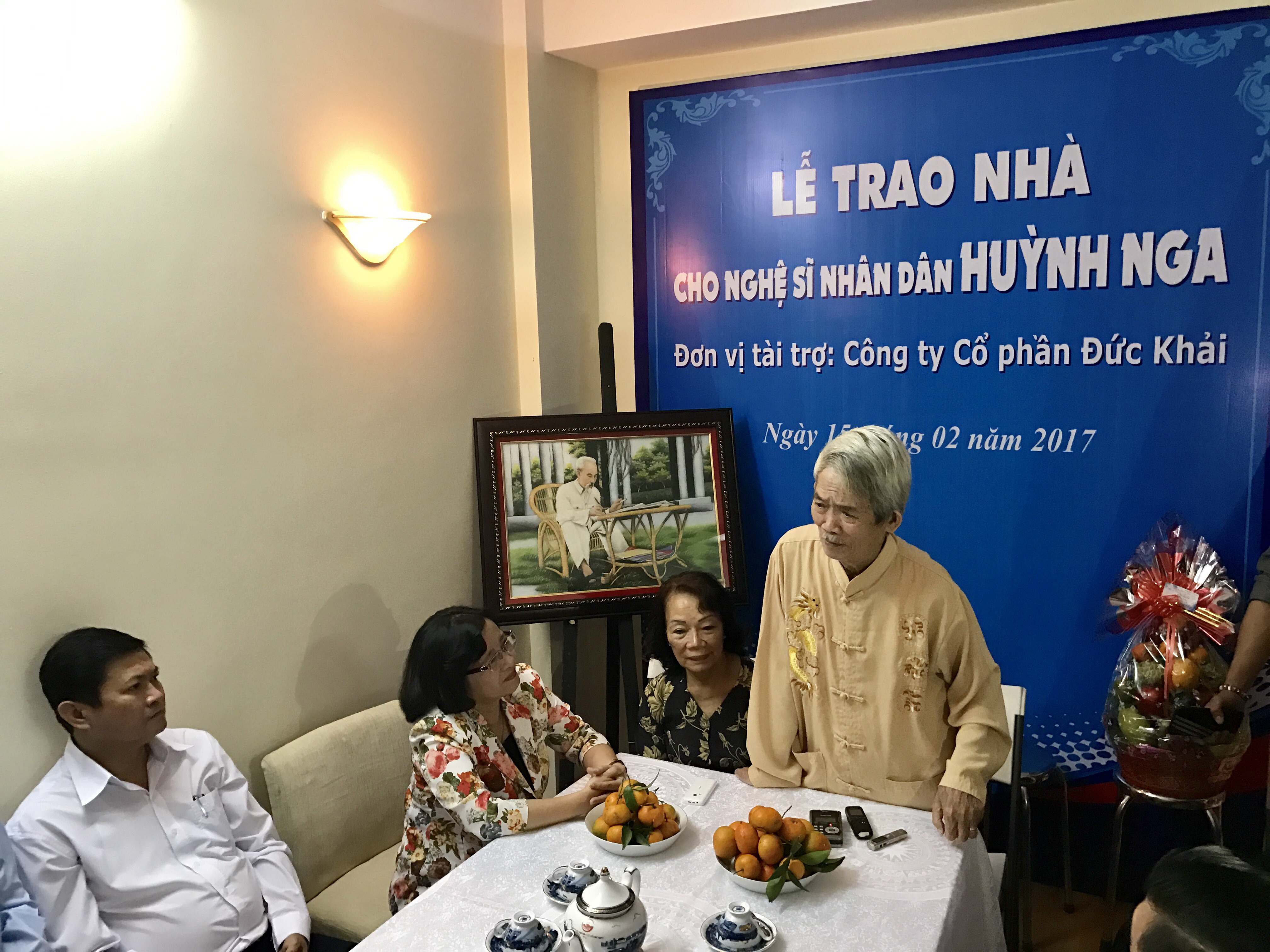 Đạo diễn NSND Huỳnh Nga xúc động nói lời cảm ơn lãnh đạo TP và các nhà tài trợ đã cho ông toại nguyện