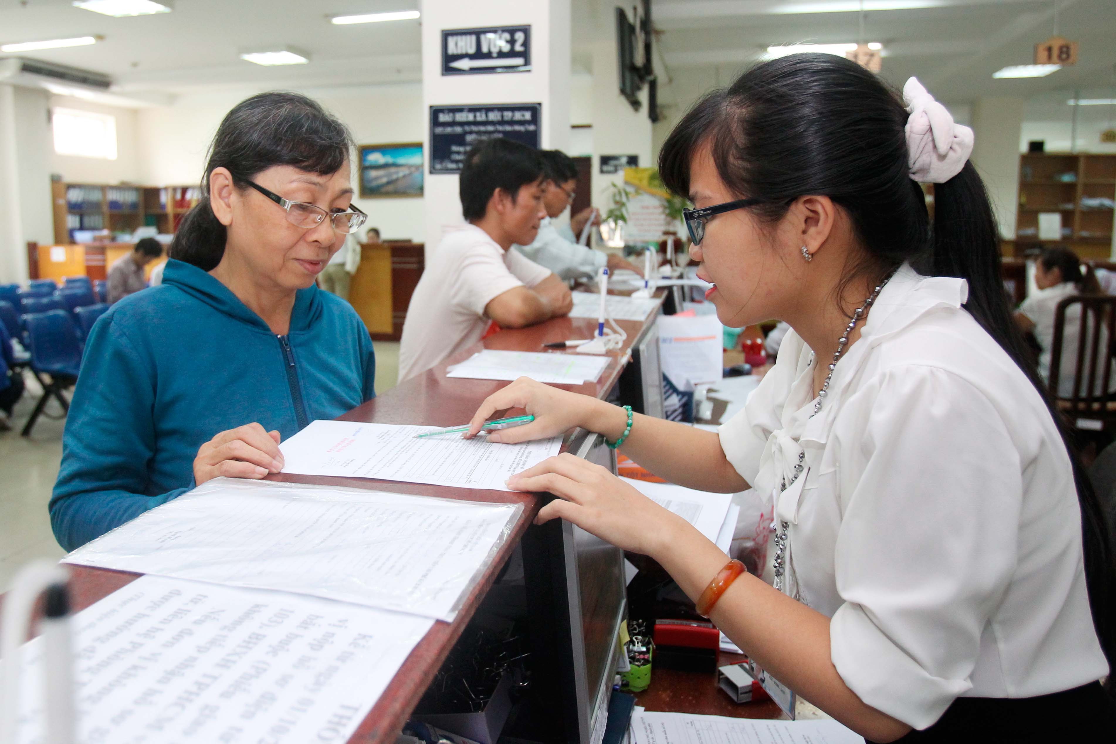 
Người d&acirc;n l&agrave;m thủ tục l&atilde;nh lương hưu tại BHXH TP HCM
