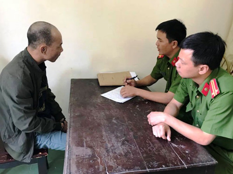 Nửa đ&ecirc;m, nh&oacute;m c&ocirc;n đồ mang hung kh&iacute; tới đập ph&aacute; tiệm cầm đồ - Ảnh 1.