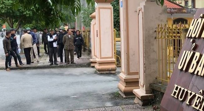 Dân kéo lên trụ sở huyện kêu cứu vì côn đồ quá lộng hành