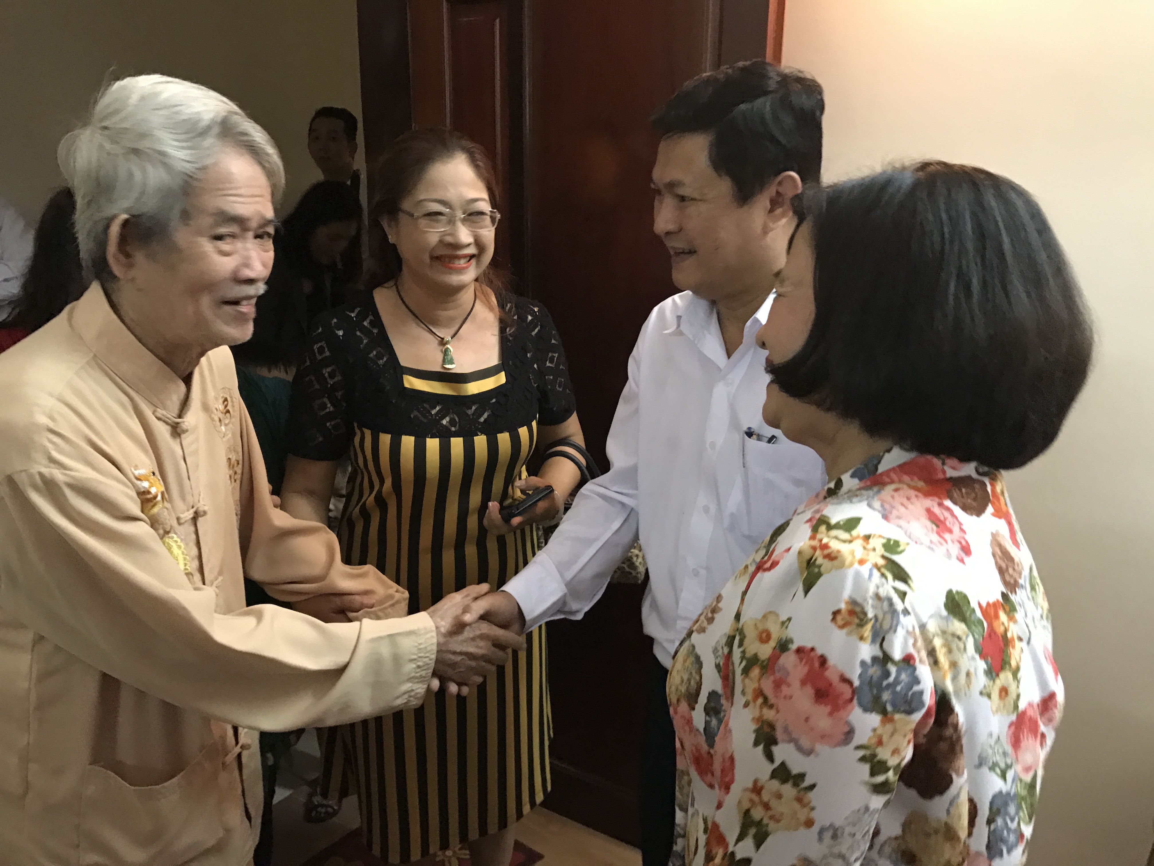 Bà Thân Thị Thư- Trưởng Ban Tuyên giáo Thành ủy và ông Huỳnh Cách Mạng - Phó chủ tịch UBND TP HCM - thay mặt Đảng bộ, chính quyền TP đến dự lễ trao nhà và chúc mừng đạo diễn NSND Huỳnh Nga