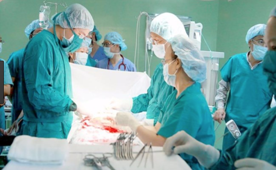 Cứu sản  phụ lộn tử cung ra ngoài