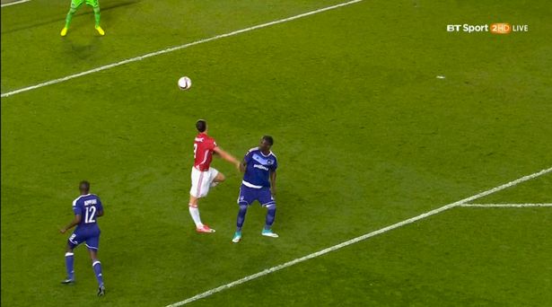 H&igrave;nh ảnh quay lại cho thấy ch&acirc;n Ibrahimovic bị cong ra ph&iacute;a sau