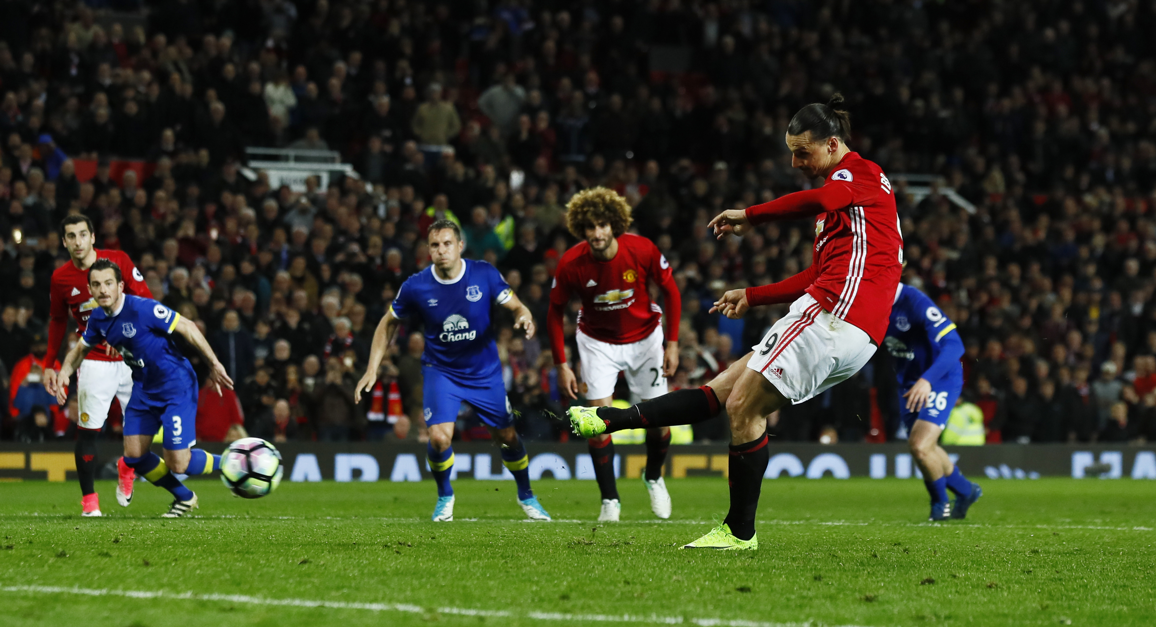 Xem Ibrahimovic lập công, M.U hòa hú vía
