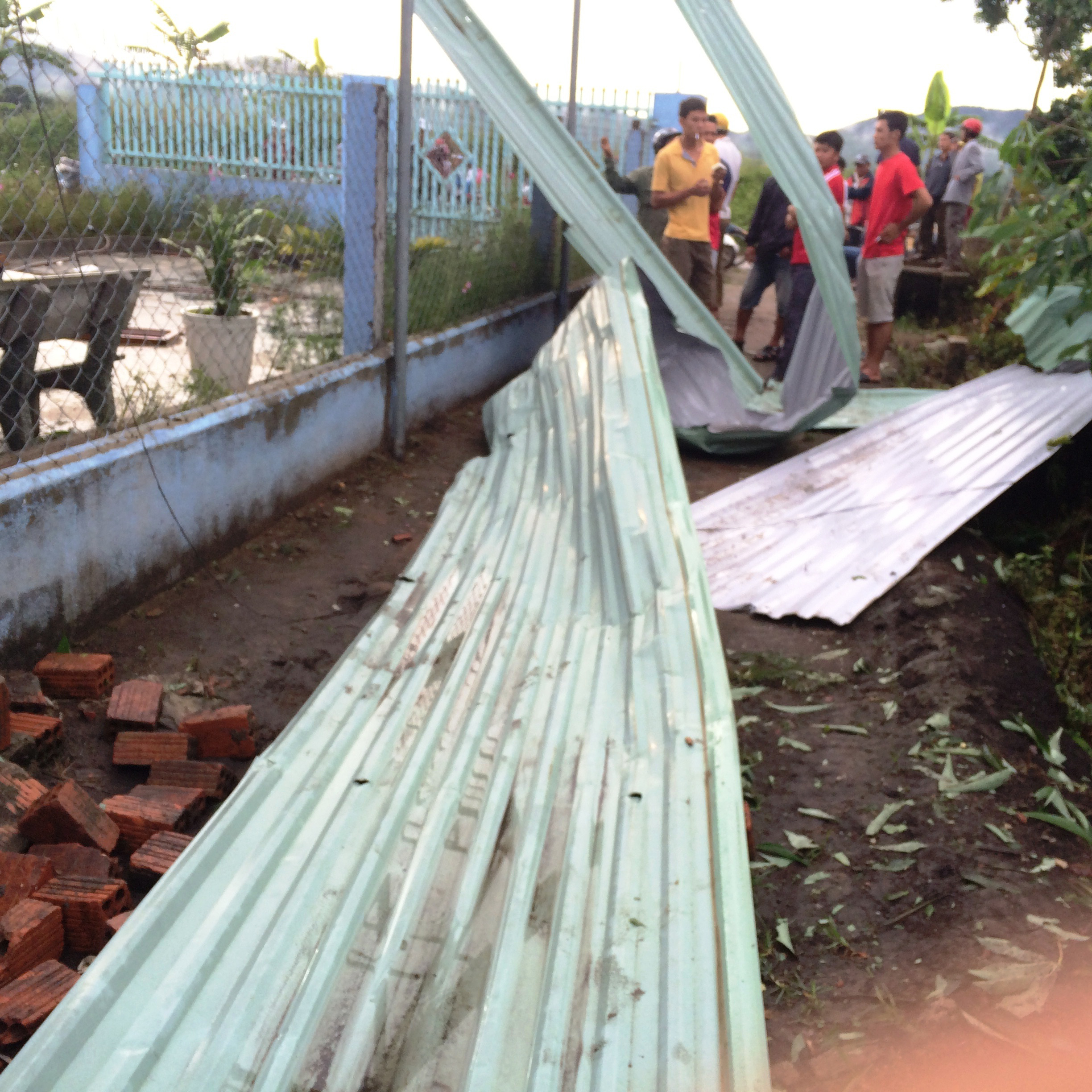 Một gia đ&igrave;nh nghi bị đ&aacute;nh bom khi đang ngủ - Ảnh 3.