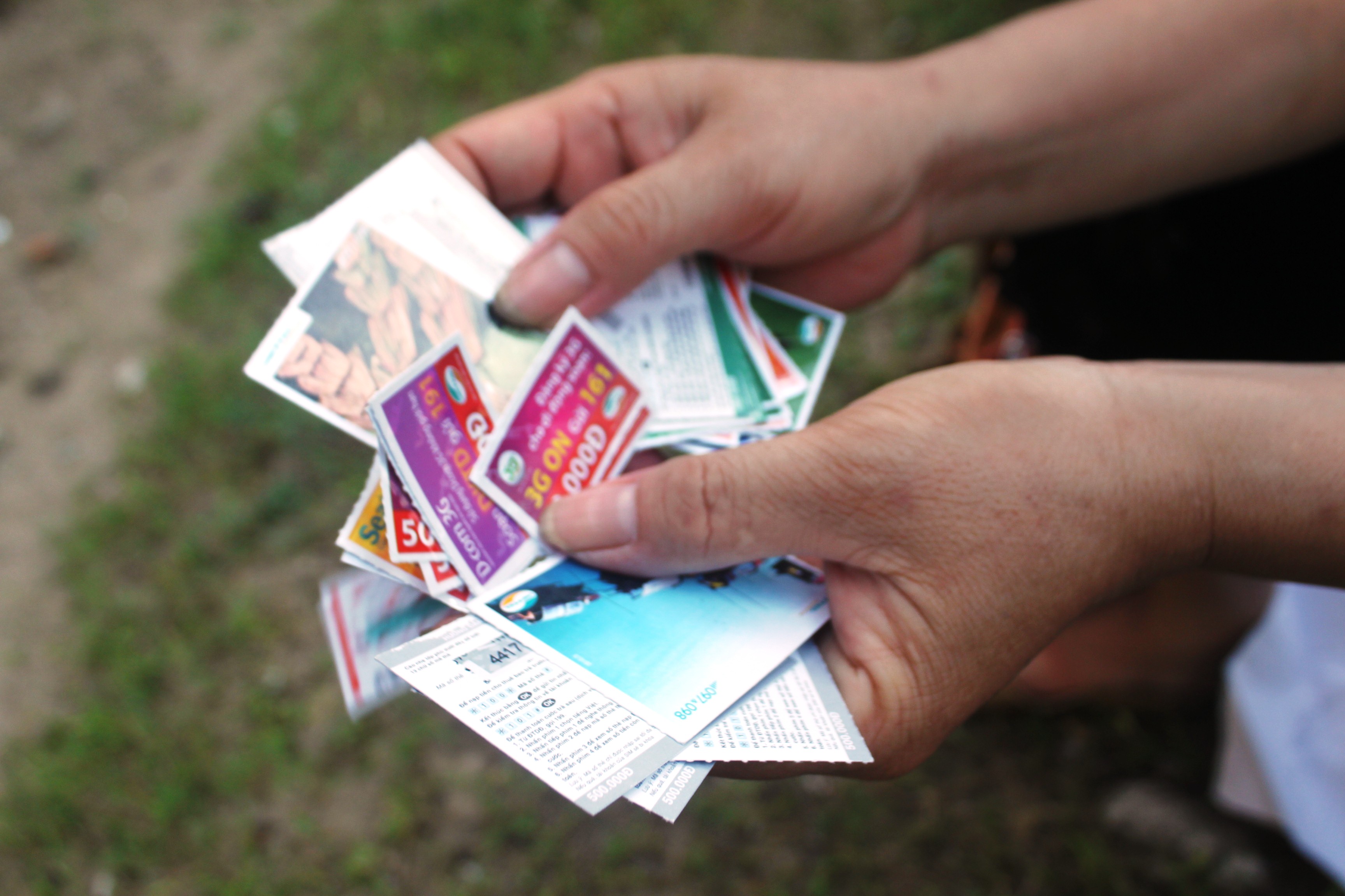 Thuê xe ô tô đi cướp… card điện thoại