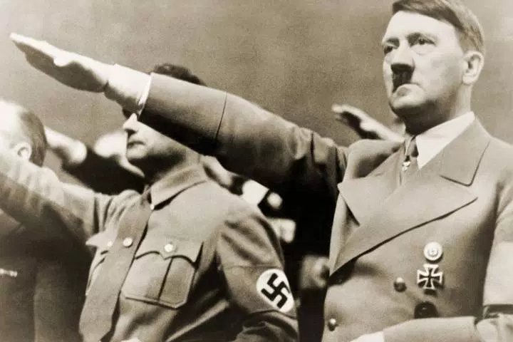 Chào kiểu Hitler, 2 khách Trung Quốc bị bắt ở Đức - Ảnh 2.