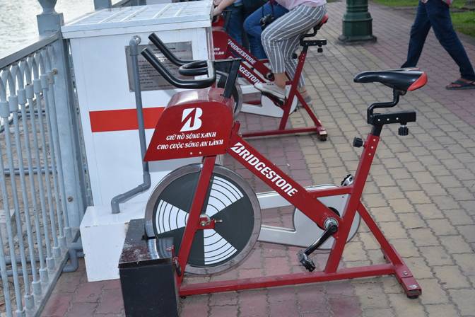 
C&aacute;c xe đạp lọc nước khi hoạt động sẽ h&uacute;t nước từ tuyến k&ecirc;nh l&ecirc;n, sau đ&oacute; đi qua b&igrave;nh lọc rồi xả xuống k&ecirc;nh trở lại d&ograve;ng nước sạch hơn
