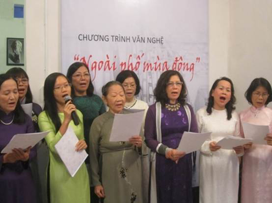 
Những cựu nữ sinh Huế h&aacute;t nhạc Trịnh C&ocirc;ng Sơn tại G&aacute;c Trịnh
